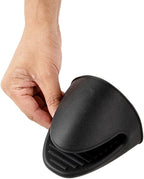 Restaurantware Comfy Grip 4.3 x 3.5 x 4.2 Inch Mini Oven Mitt Pot Holders 1 - Image 7