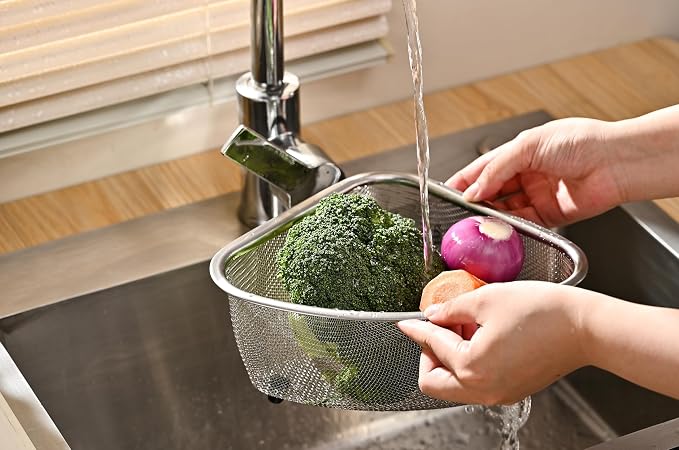 Fox Run Large Stainless Steel Triangular Colander, 3 Quart Pasta Strainer - Image 4